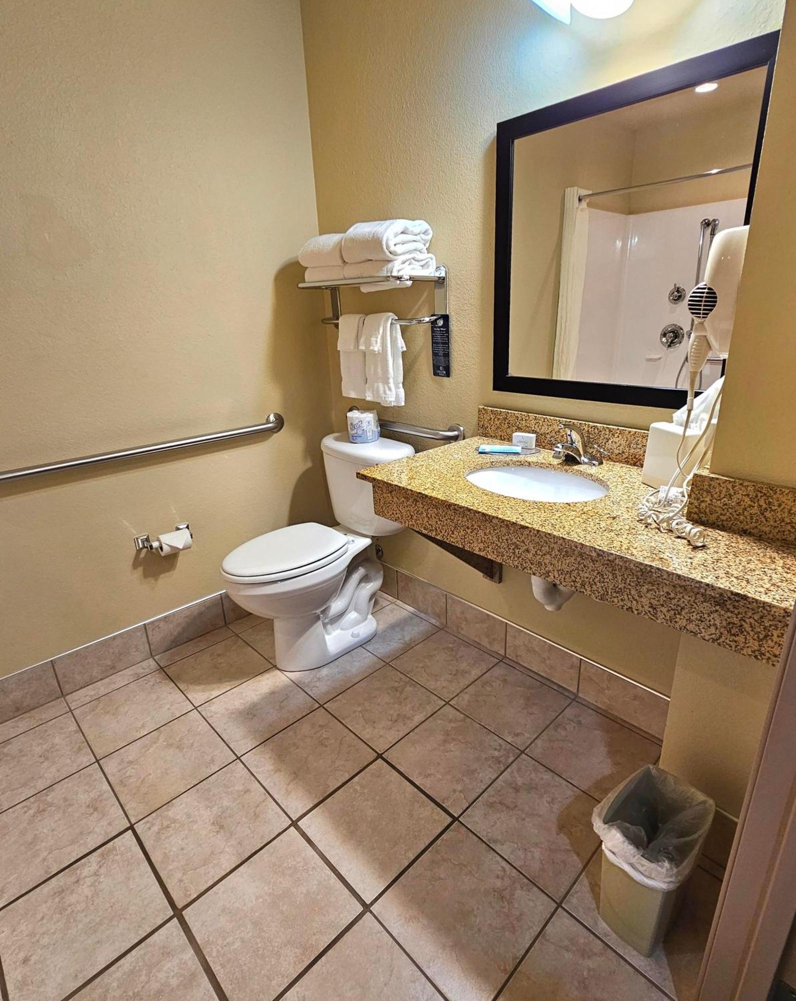 Cobblestone Inn&Suites - Clintonville Extérieur photo